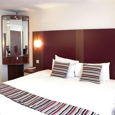 Mercure Swindon East Hotel And Spa Bagian luar foto