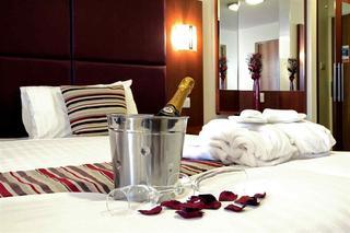 Mercure Swindon East Hotel And Spa Bagian luar foto